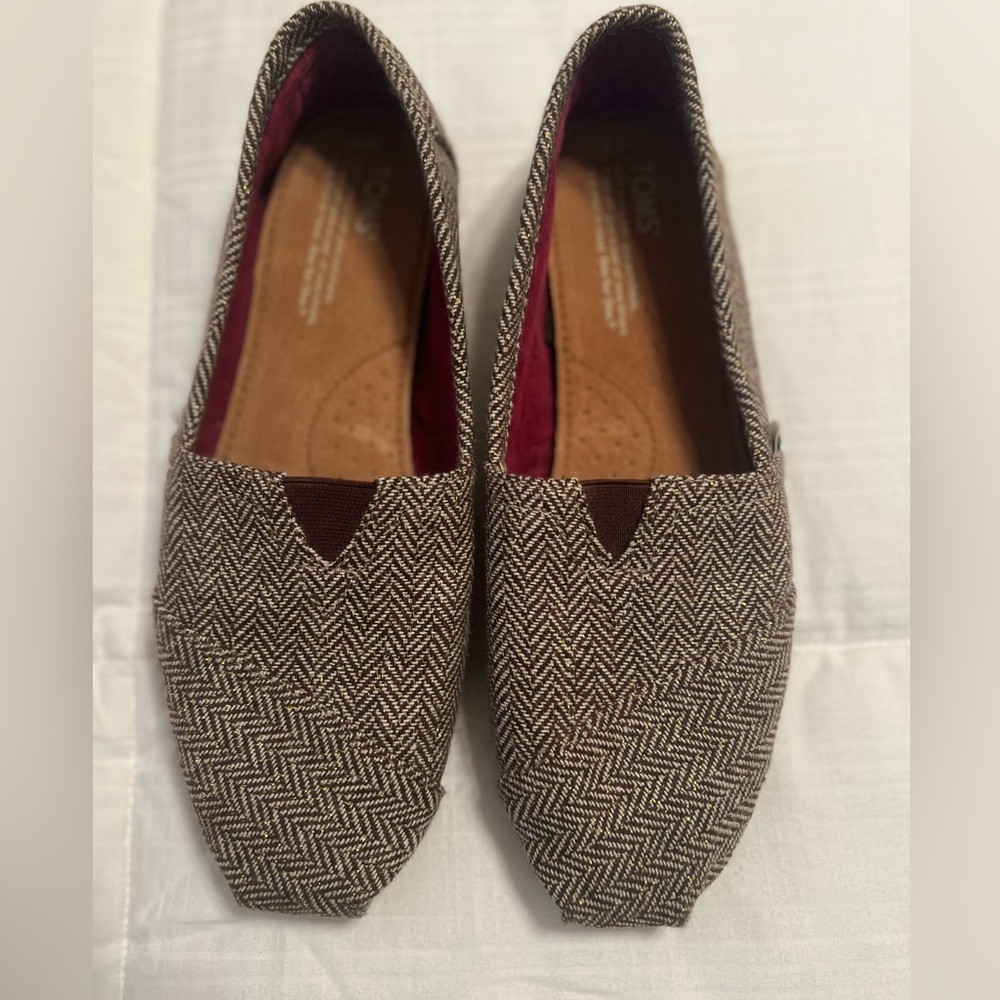 EUC Toms slip on shoes. Size 9